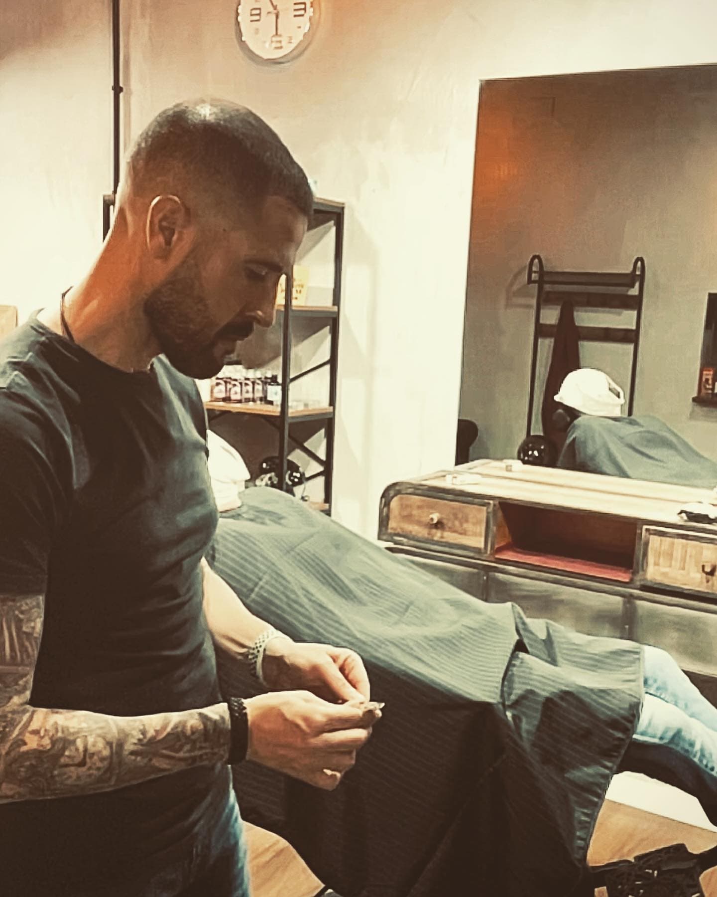 Rafa, propietario y barbero de Sonrisa Canalla, durante un servicio en su barbería de Viladecans