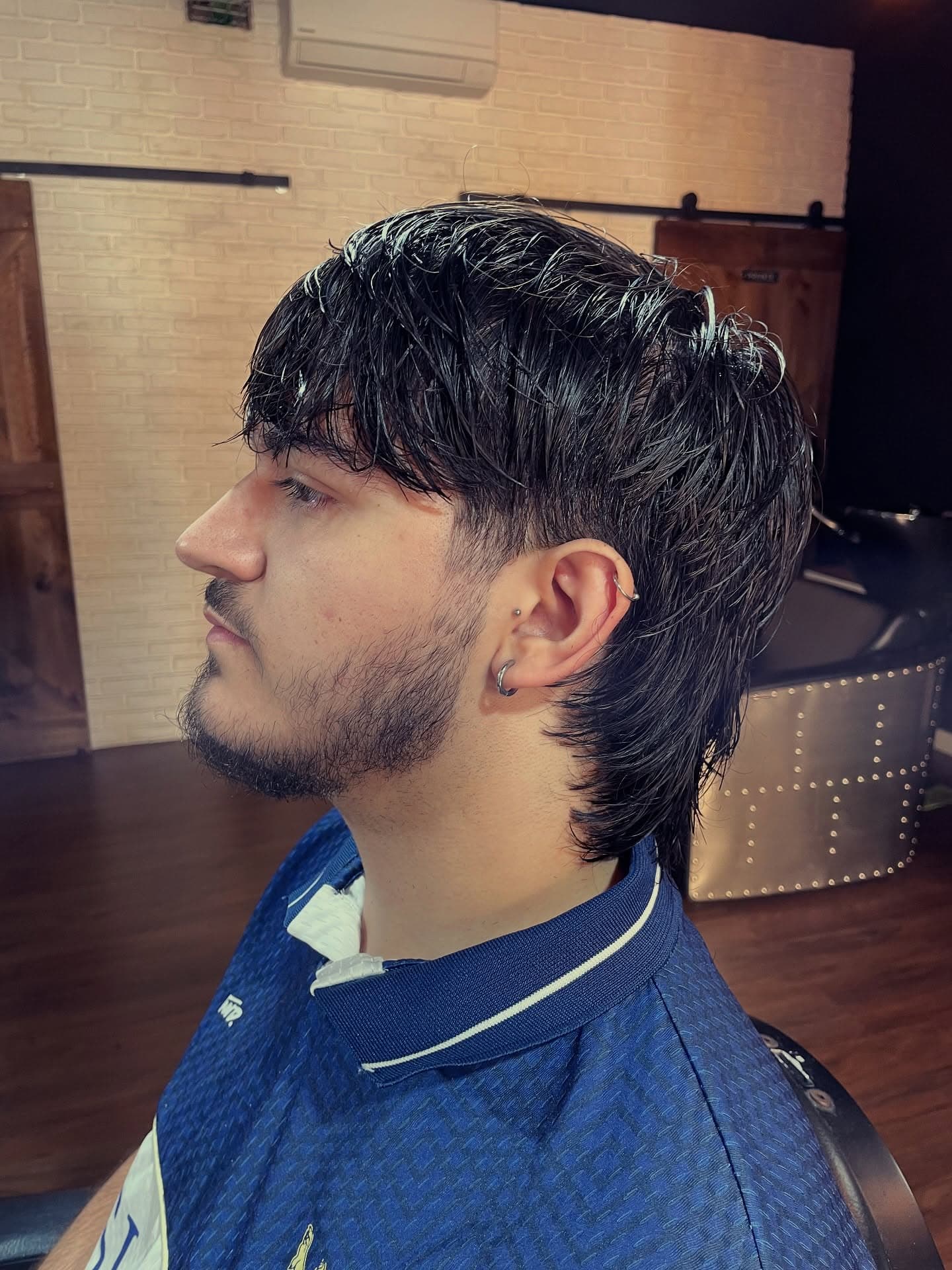 Corte mullet texturizado con degradado en los lados y barba perfilada, por Rafa en Sonrisa Canalla