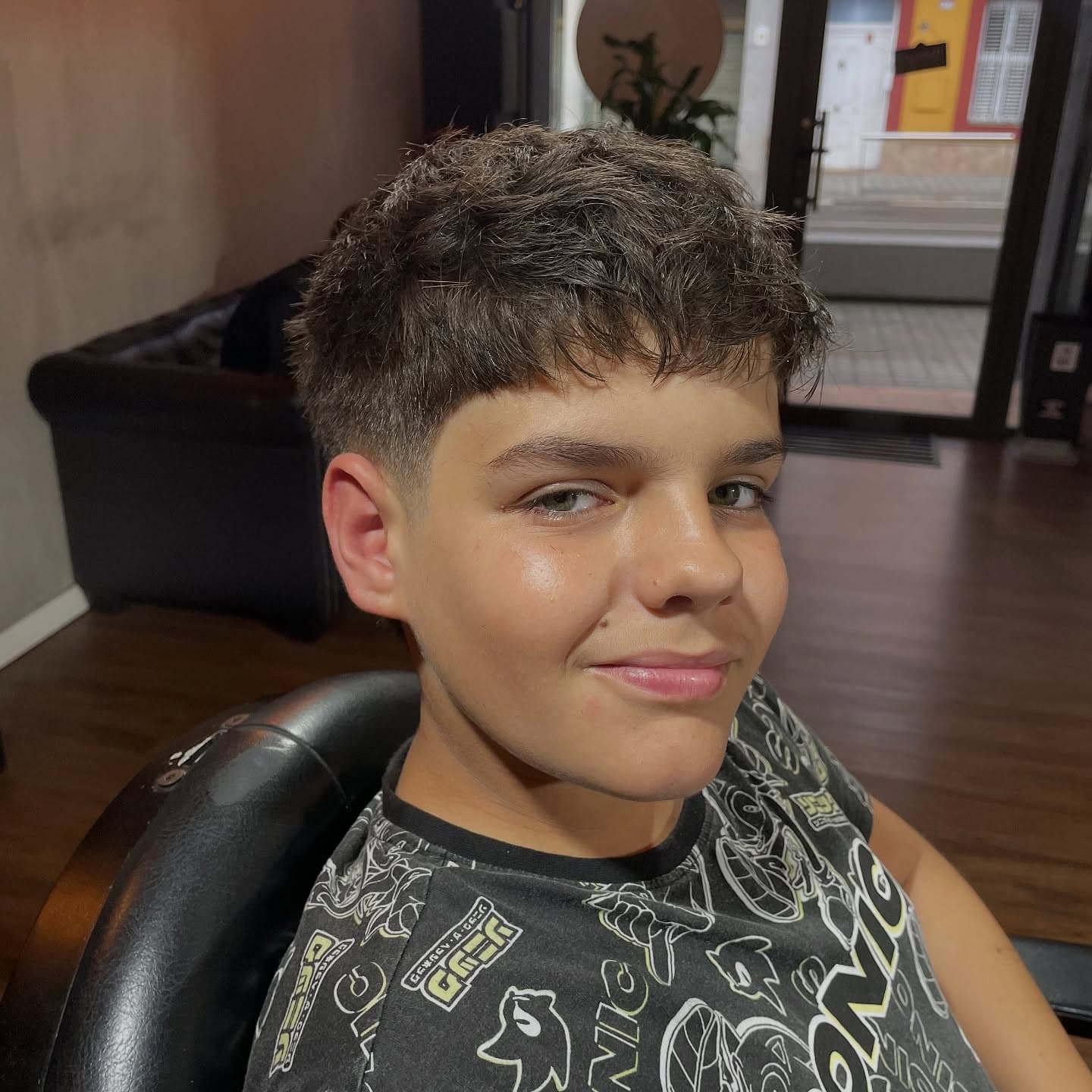 Corte infantil texturizado con flequillo y degradado suave, por Rafa en Sonrisa Canalla
