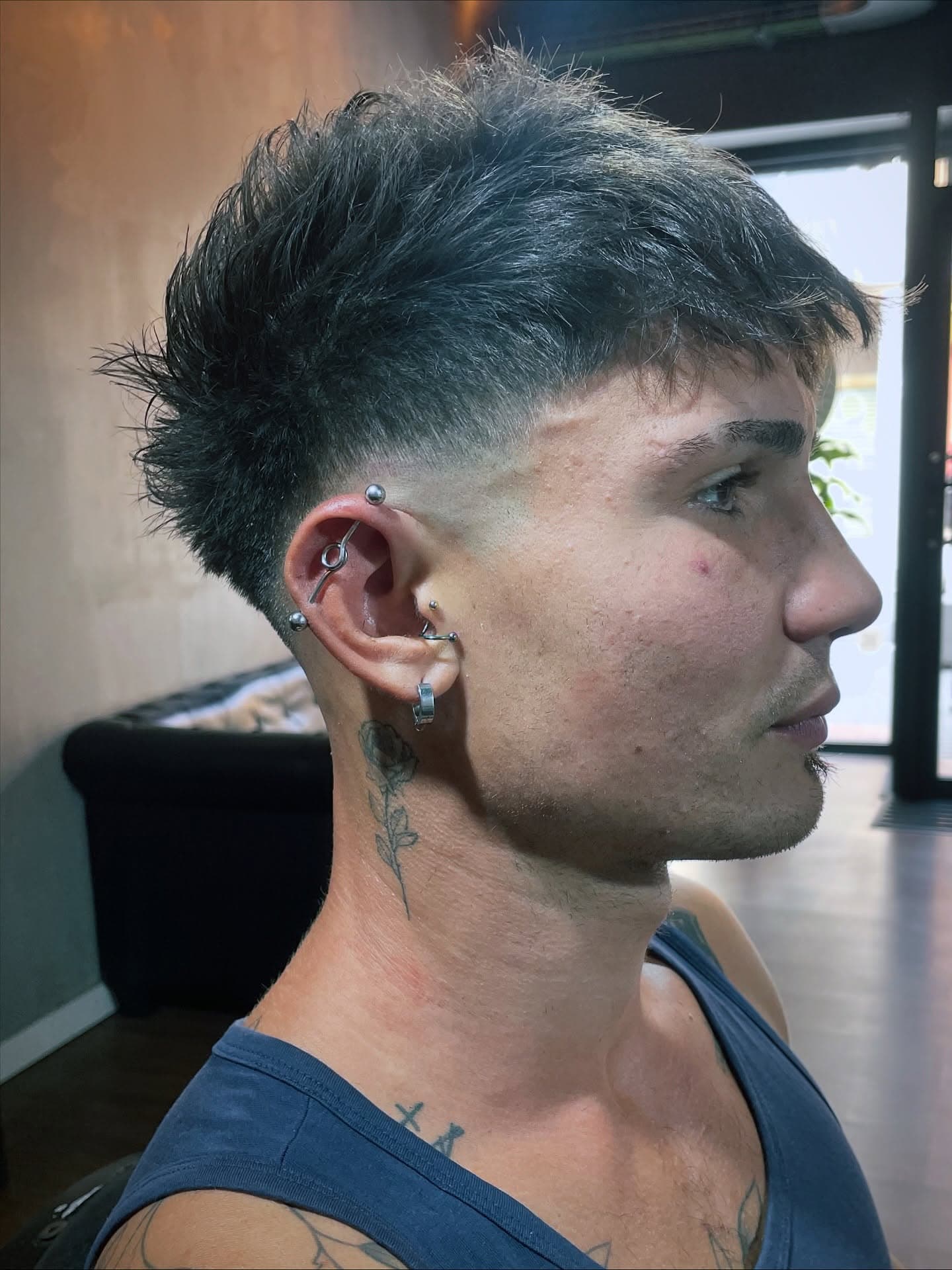 Corte texturizado con tupé y degradado medio en un cliente joven, por Rafa en Sonrisa Canalla