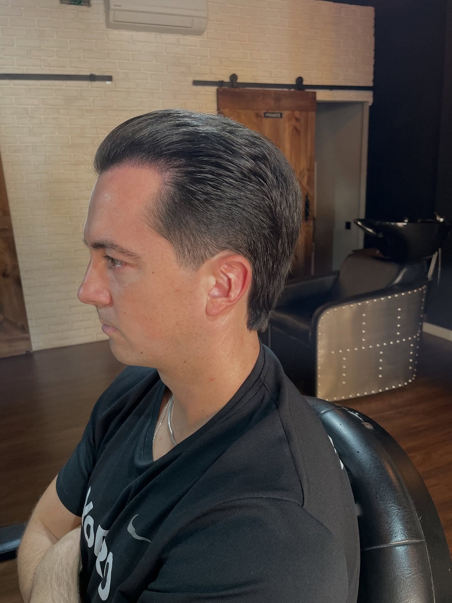 Corte clásico peinado hacia atrás con laterales degradados, por Rafa en Sonrisa Canalla