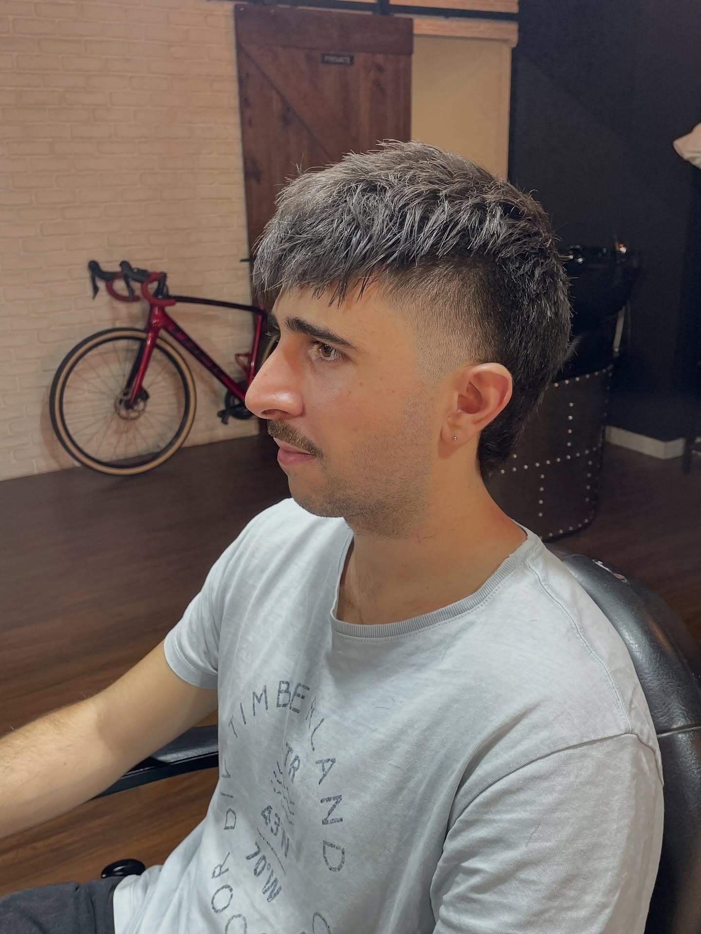 Corte crop texturizado con degradado y bigote, por Rafa en Sonrisa Canalla