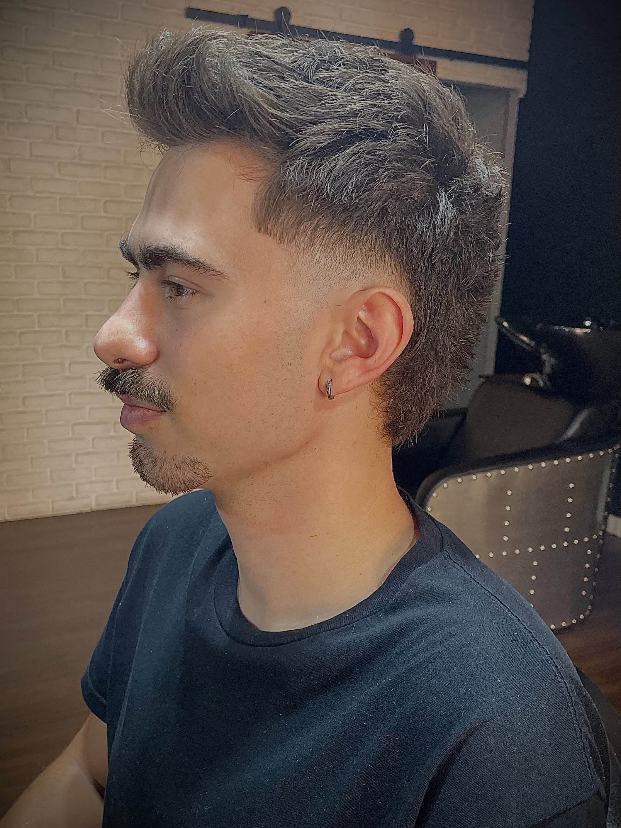 Corte quiff texturizado con degradado en los laterales y bigote perfilado, por Rafa en Sonrisa Canalla